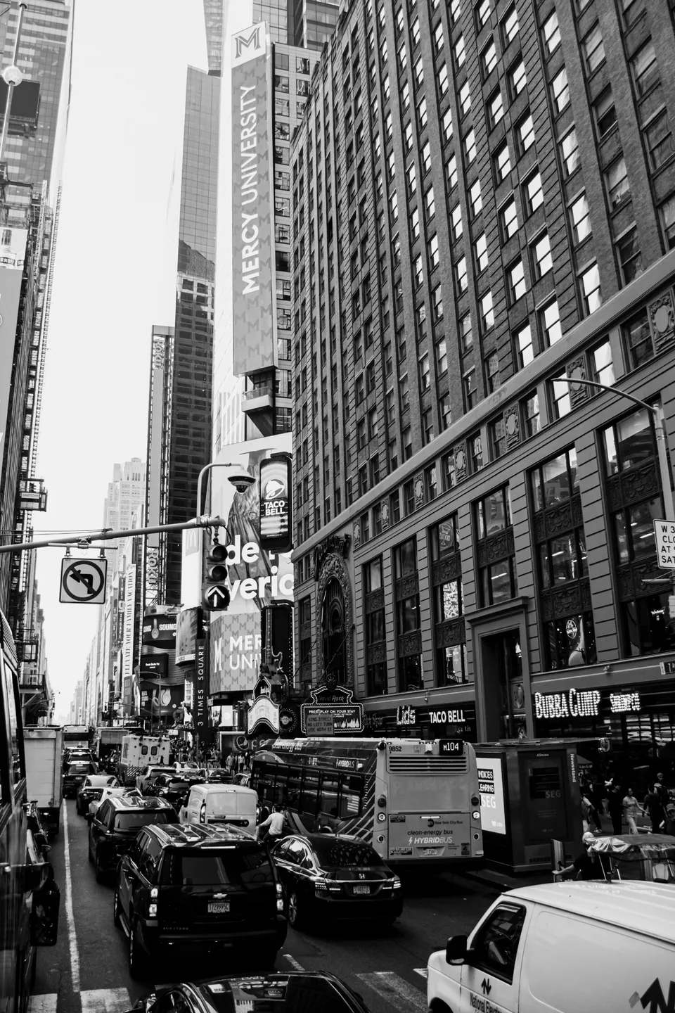 Černobílá ulice v New Yorku mezi mrakodrapy