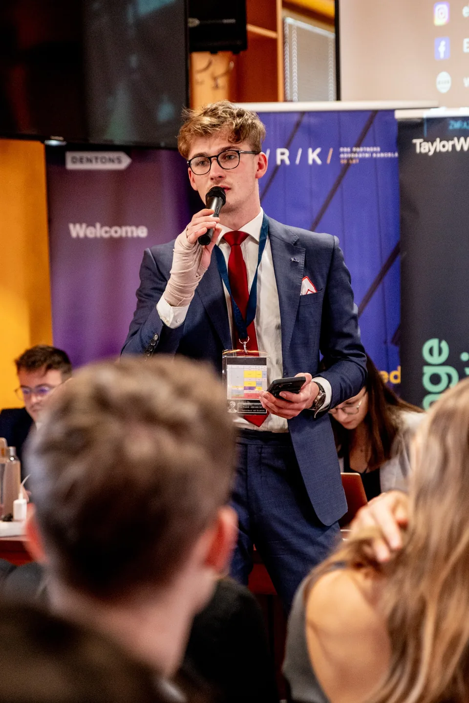 Řečník s mikrofonem na konferenci