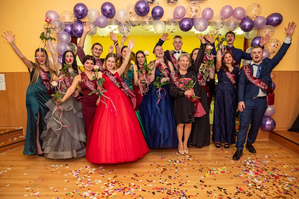 Celá třída se šerpami v dešti konfet na maturitním plese