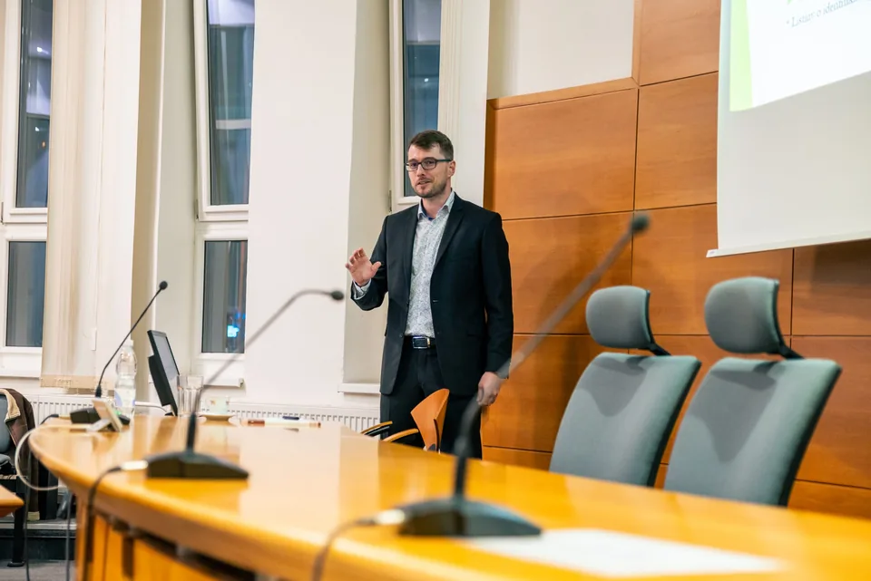 Přednášející v konferenčním sále