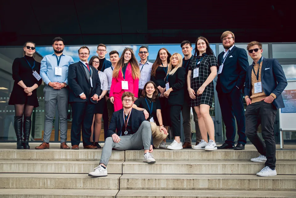 Společná fotografie týmu na schodech po konferenci