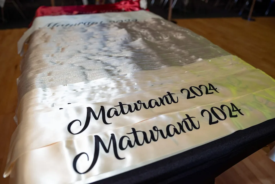 Detail šerpy s nápisem Maturant 2024