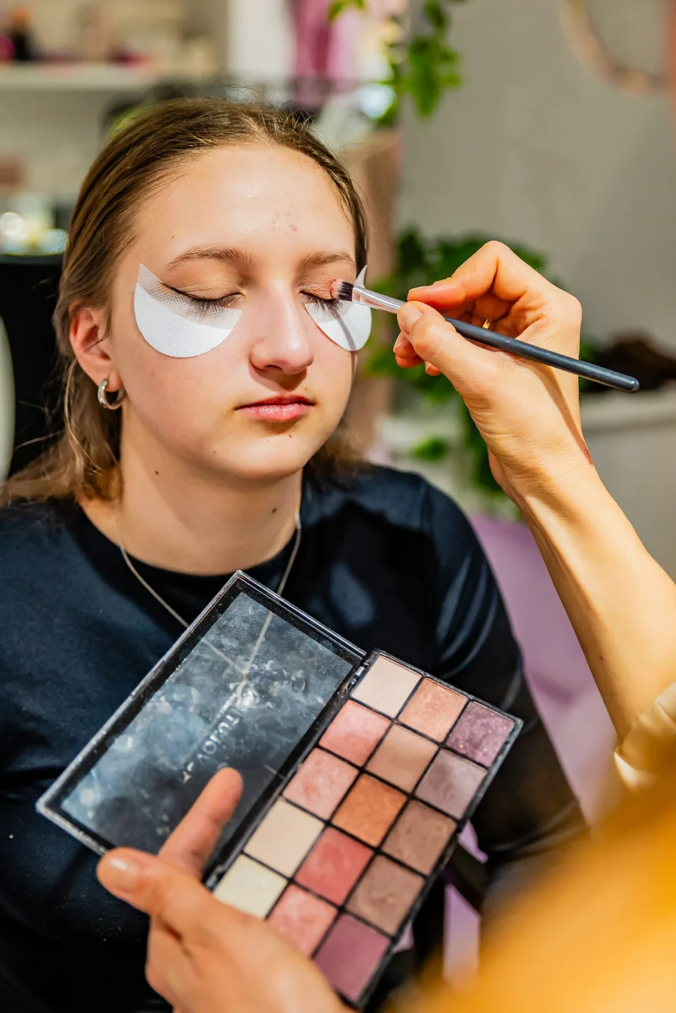 Vizážistka líčí klientku, focení pro kosmetický salon
